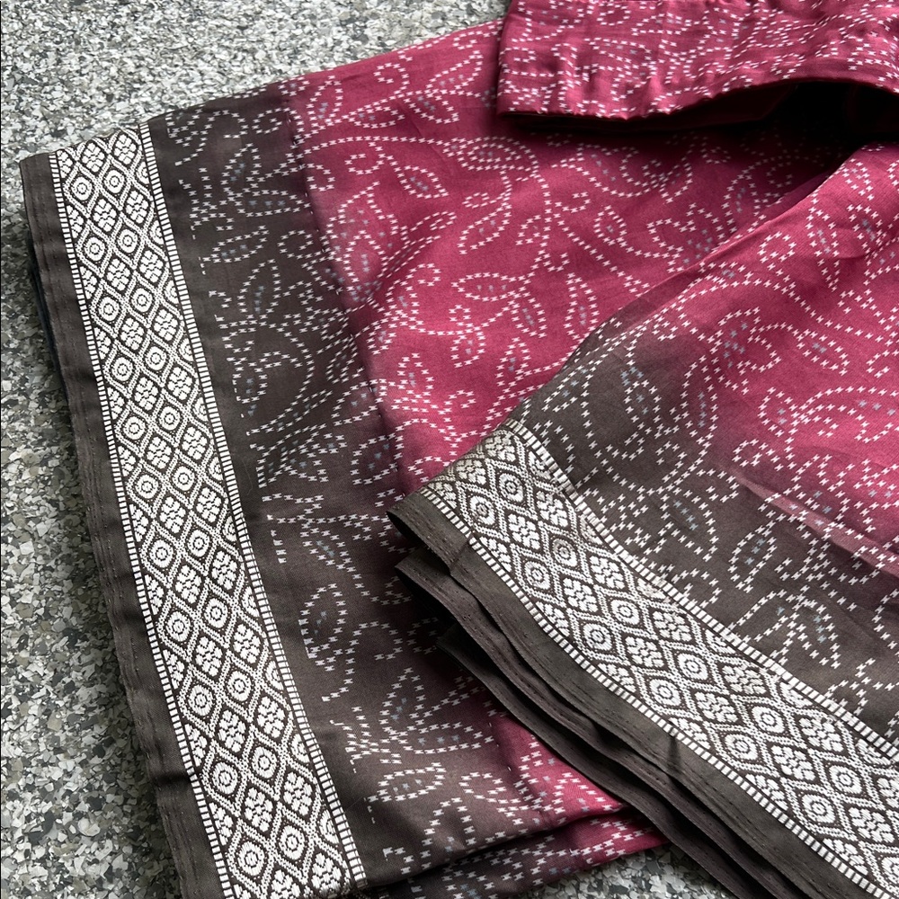 Elegant Maroon and Brown Patterned Outfit - Picture 2 of 4